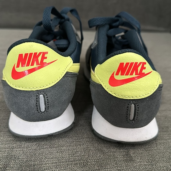 Brand New Unisex Nike Sneakers - Picture 2 of 4